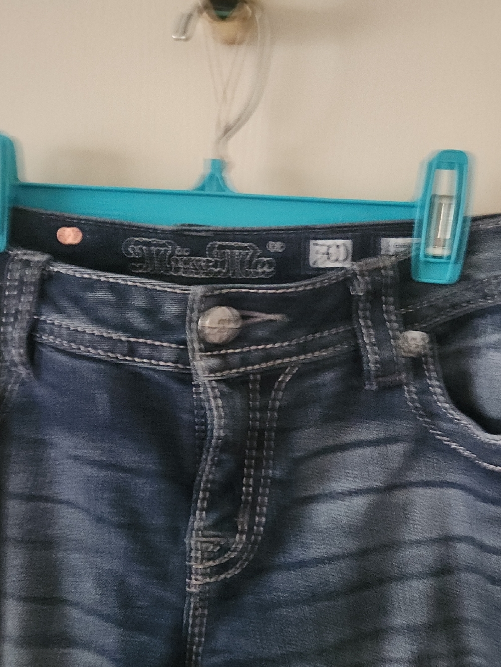 Miss Me Indigo Washed Denim Capri Jeans.